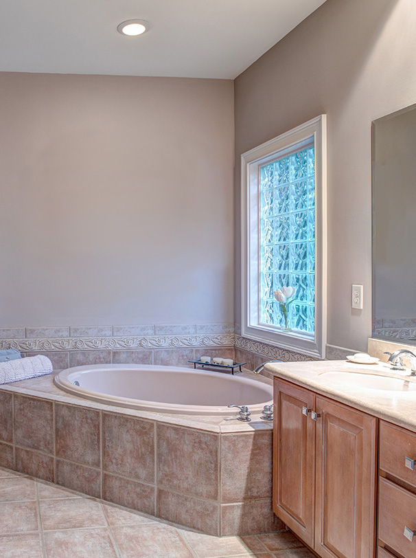 Beautiful-bathroom-with-whirlpool-bathtub-and-separate-shower-1